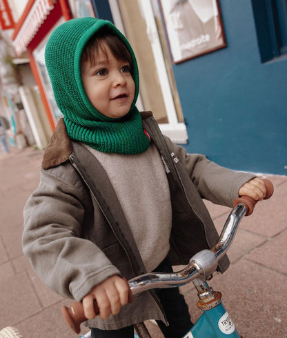 Passamontagna in maglia verde Hoody Pine indossato da un bambino – vista 3/4 – Hello Hossy