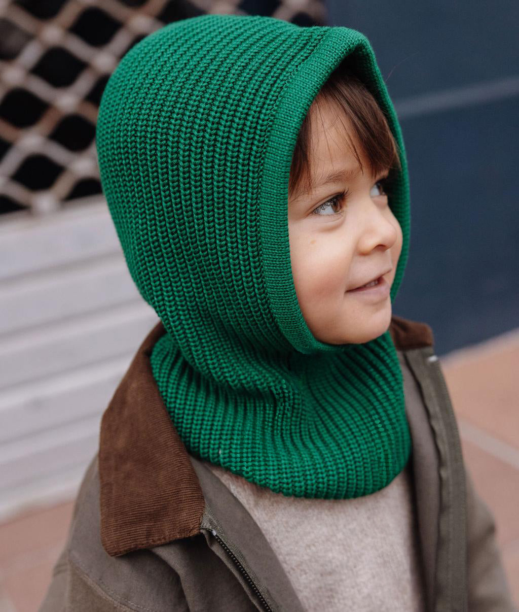 Bambino che indossa il passamontagna in maglia Hoody Pine - vista di 3/4 - Hello Hossy