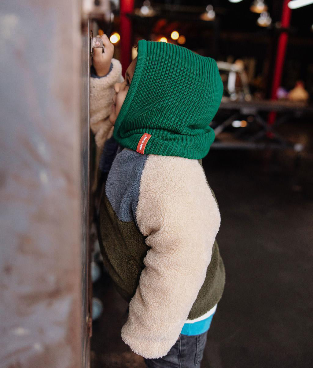 Bambino con passamontagna in maglia Hoody Pine – vista di profilo – foto lifestyle – Hello Hossy
