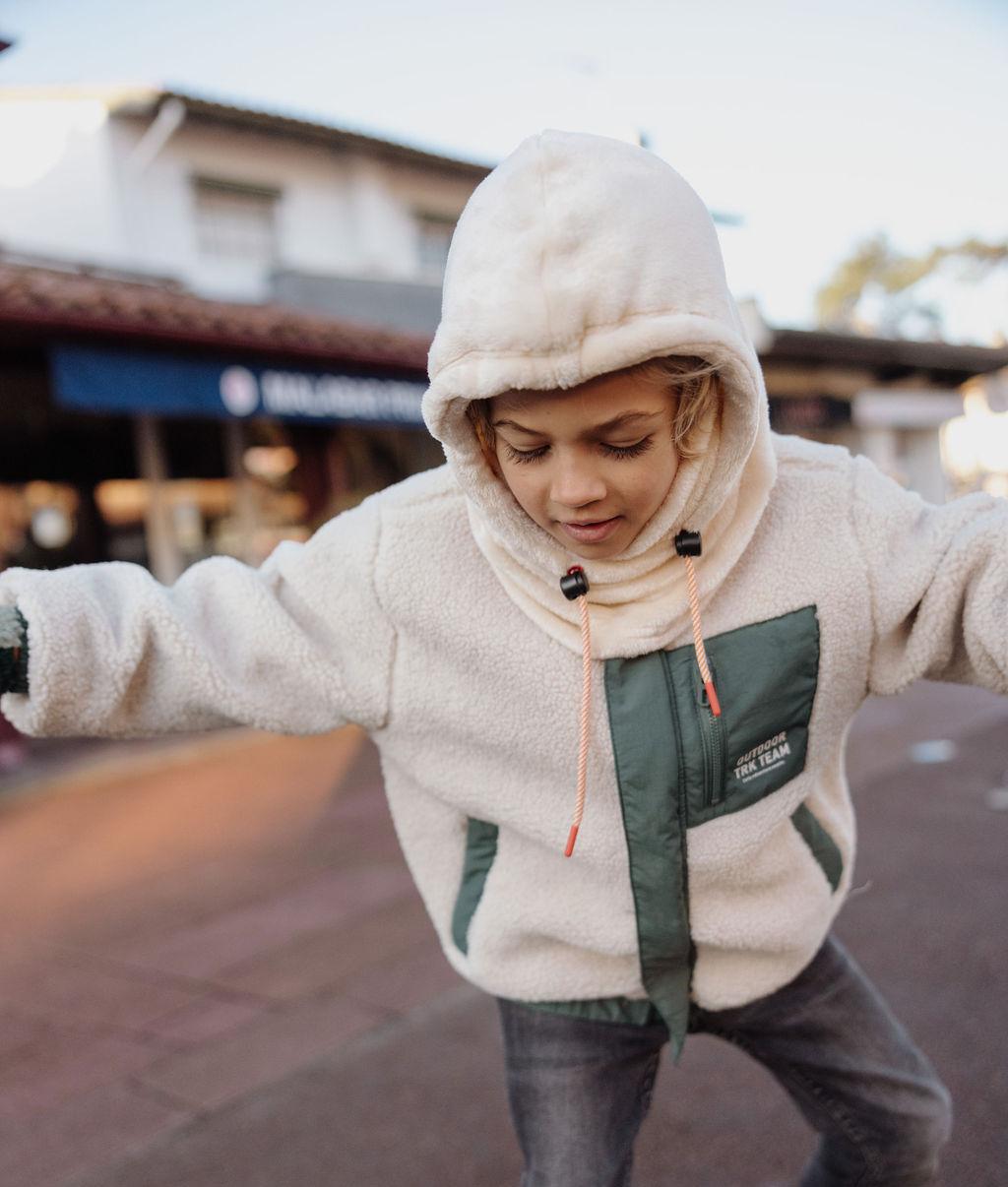 Bambino che indossa il passamontagna Warmy Cream - look invernale caldo - Hello Hossy