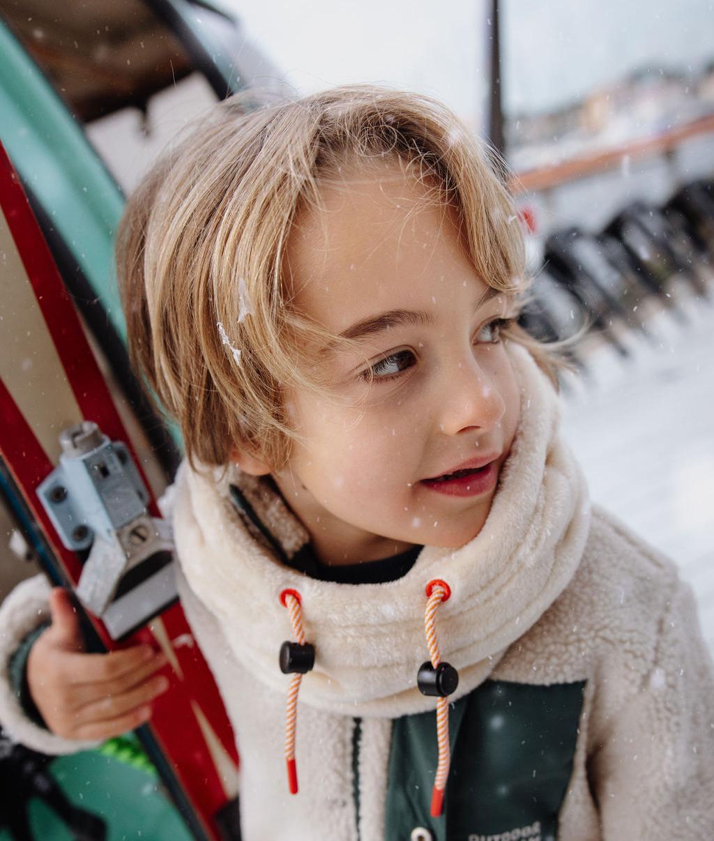 Bambino con passamontagna Warmy Cream indossato come scaldacollo - look sci - Hello Hossy