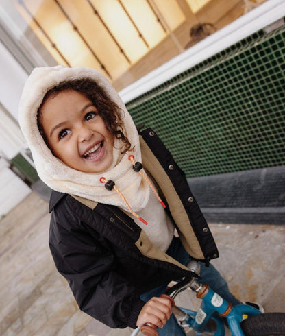 Passamontagna in pile Warmy Cream indossato da una bambina - foto lifestyle - Hello Hossy