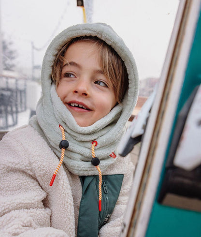 Passamontagna in pile Warmy Green indossato da un bambino – look da sci – Hello Hossy