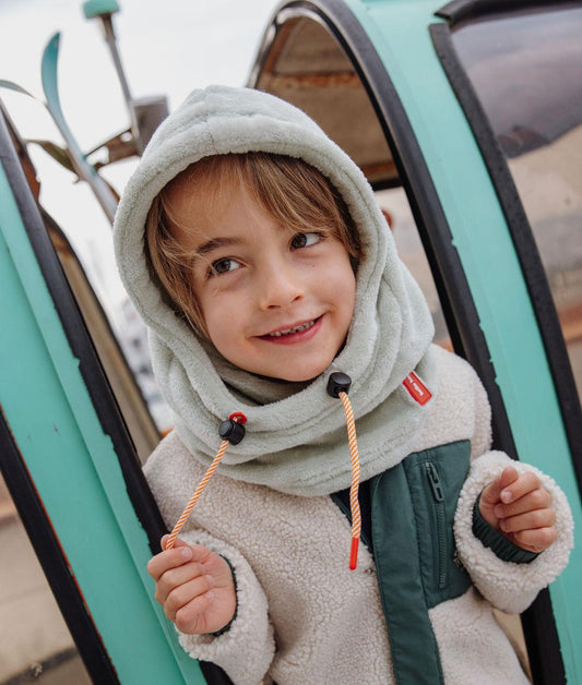 Passamontagna in pile verde Warmy Green indossato da un bambino – vista frontale – Hello Hossy