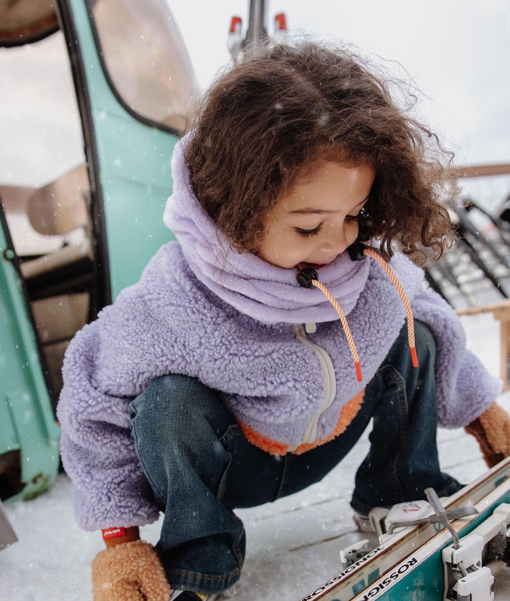 Bambina con passamontagna Warmy Mauve indossato come scaldacollo - vista 3/4 - Hello Hossy