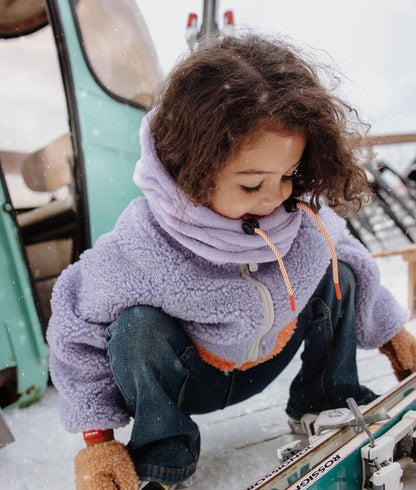 Bambina con passamontagna Warmy Mauve indossato come scaldacollo - vista 3/4 - Hello Hossy