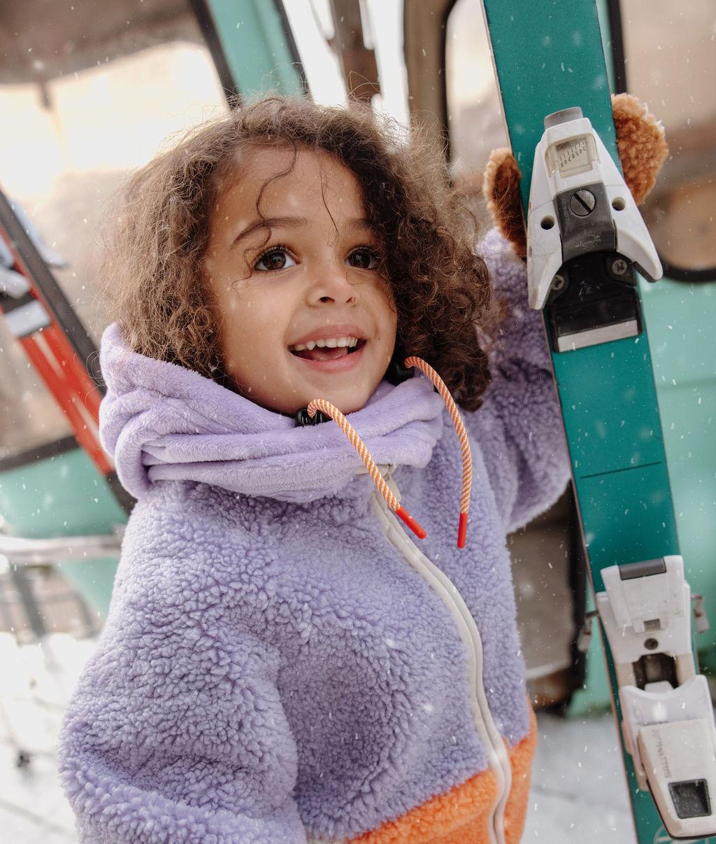 Bambino con passamontagna Warmy Mauve in versione scaldacollo – foto lifestyle – Hello Hossy