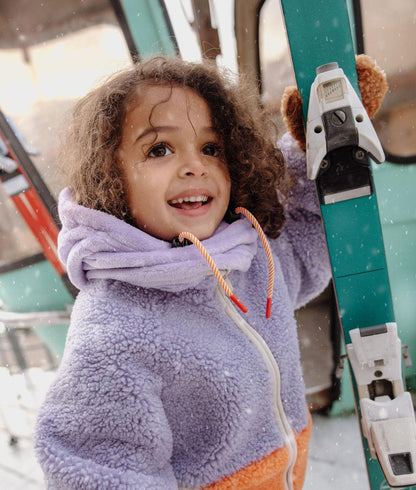Bambino con passamontagna Warmy Mauve in versione scaldacollo – foto lifestyle – Hello Hossy