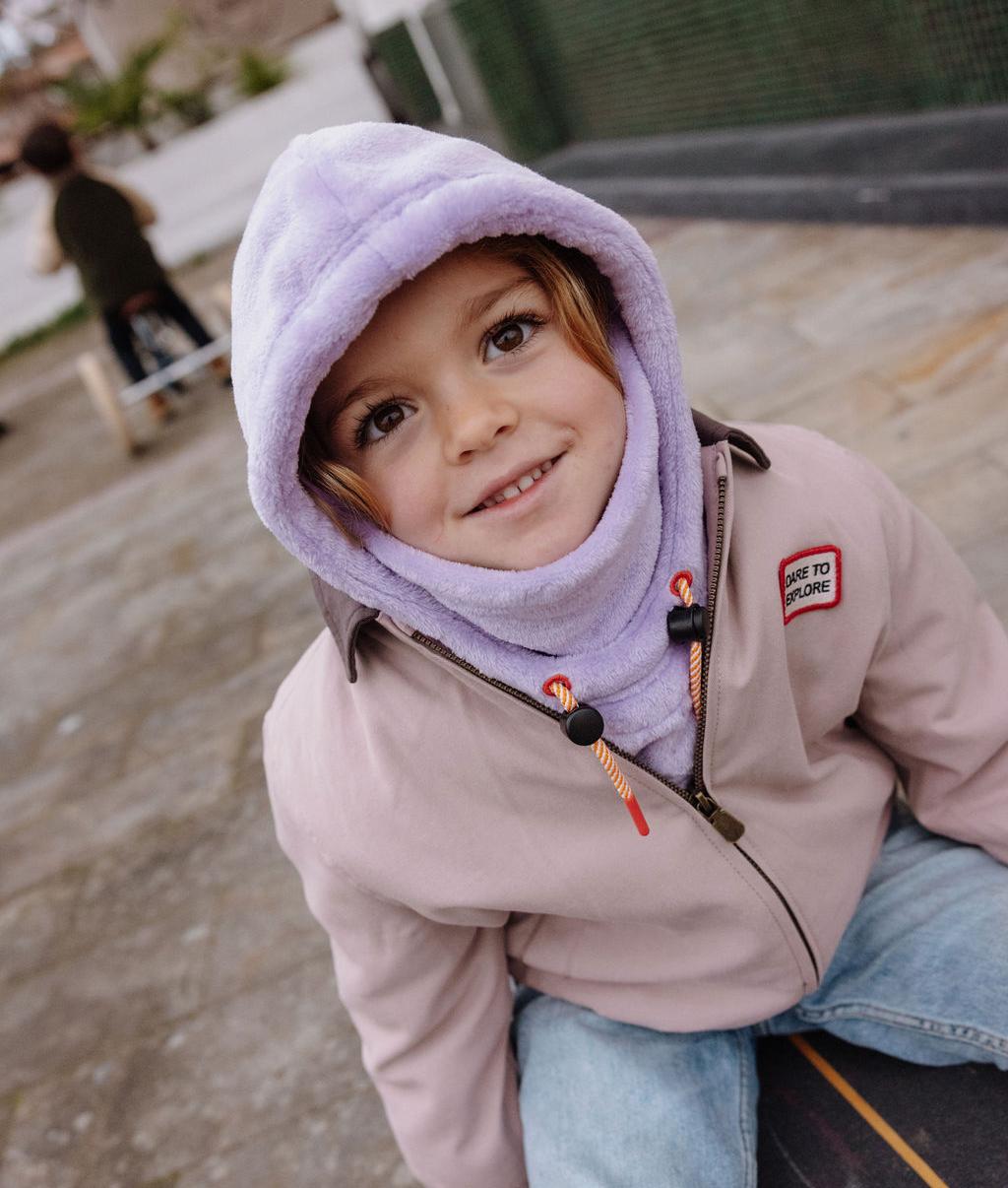 Bambina con passamontagna in pile lilla Warmy Mauve – vista frontale  – Hello Hossy