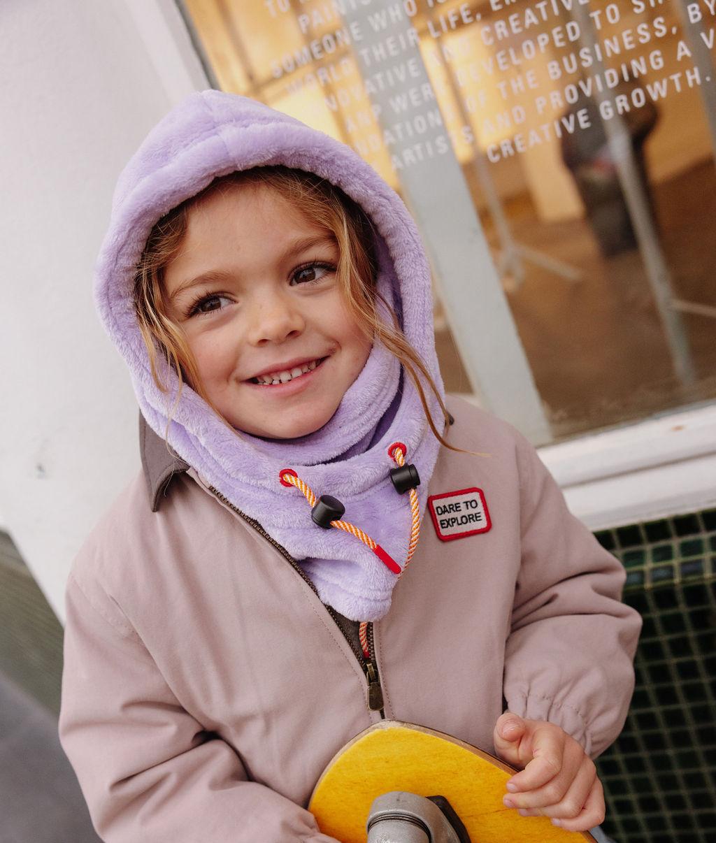 Bambina con passamontagna Warmy Mauve – vista frontale – foto lifestyle – Hello Hossy