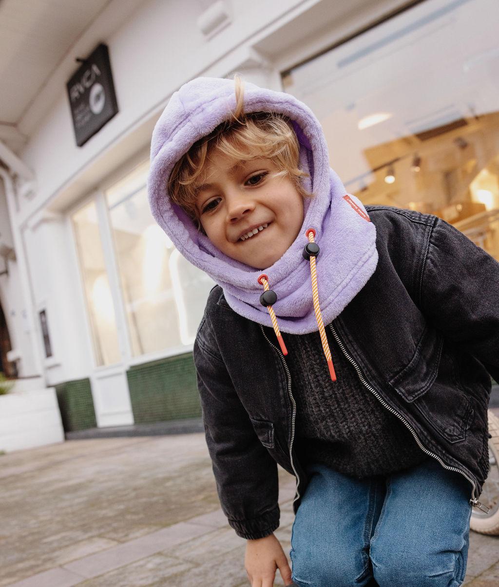 Passamontagna in pile lilla Warmy Mauve indossato da un bambino – vista 3/4 – Hello Hossy