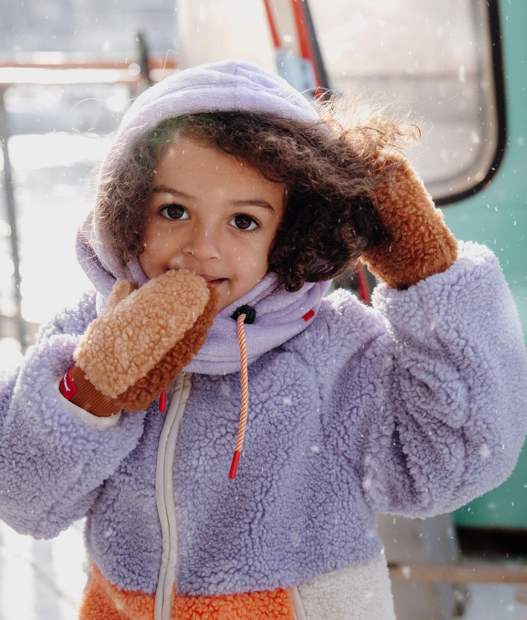 Bambina che indossa il passamontagna in pile Warmy Mauve - look invernale caldo - Hello Hossy