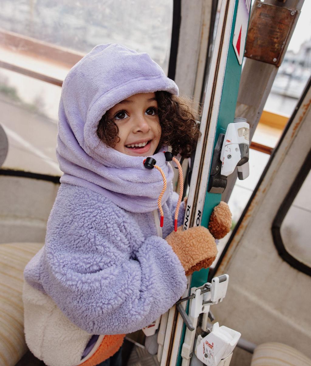 Passamontagna in pile Warmy Mauve indossato da una bambina – look da sci –  Hello Hossy