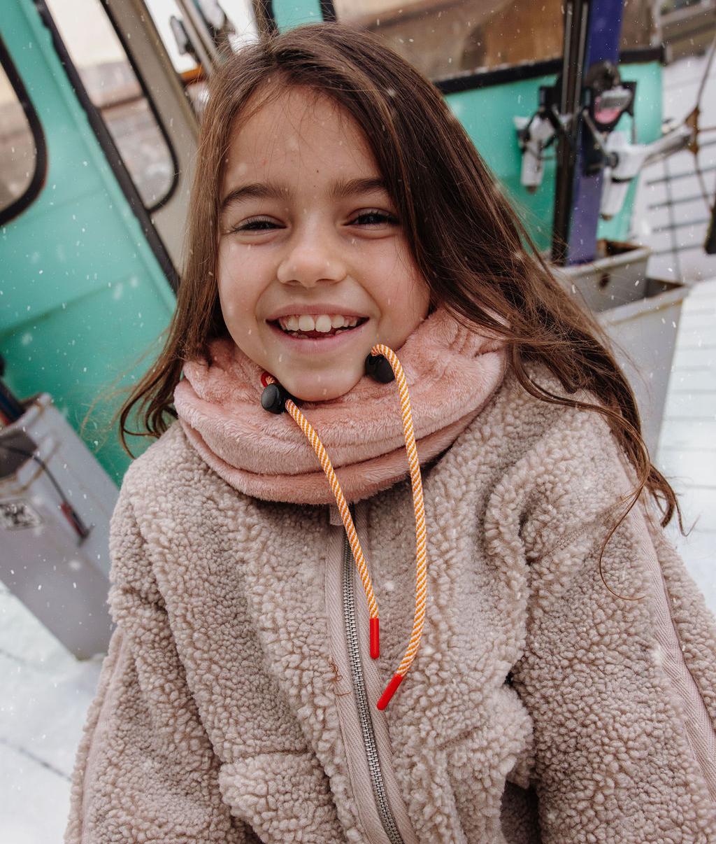 Bambina con passamontagna Warmy Pink indossato come scaldacollo - foto lifestyle - Hello Hossy