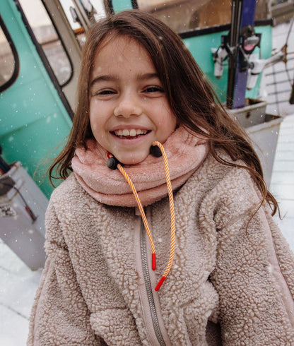 Bambina con passamontagna Warmy Pink indossato come scaldacollo - foto lifestyle - Hello Hossy