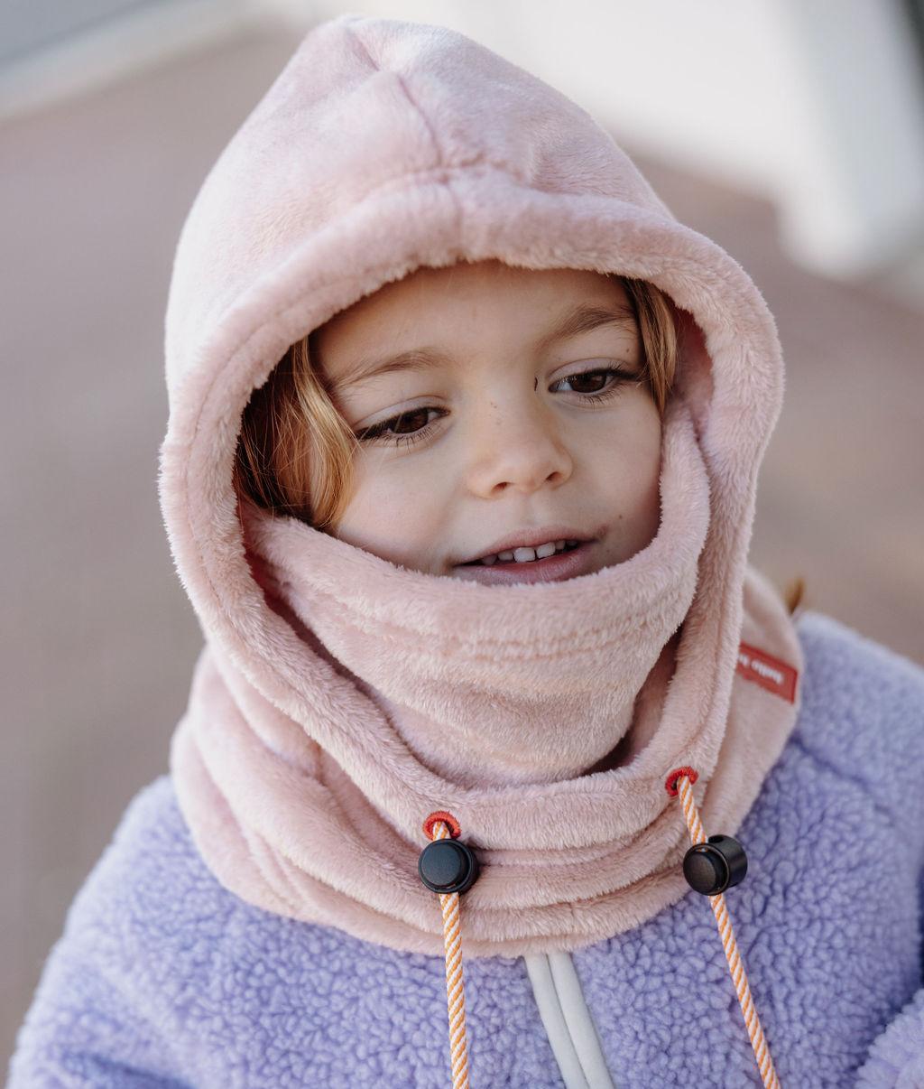 Passamontagna in pile rosa Warmy Pink indossato da una bambina – vista frontale – Hello Hossy