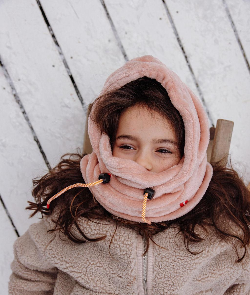 Bambina che indossa il passamontagna Warmy Pink – foto lifestyle – Hello Hossy