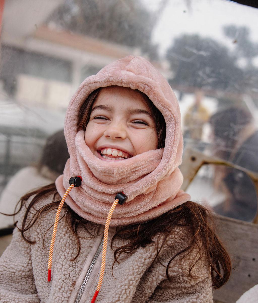 Bambino con passamontagna in pile Warmy Pink – foto lifestyle – Hello Hossy