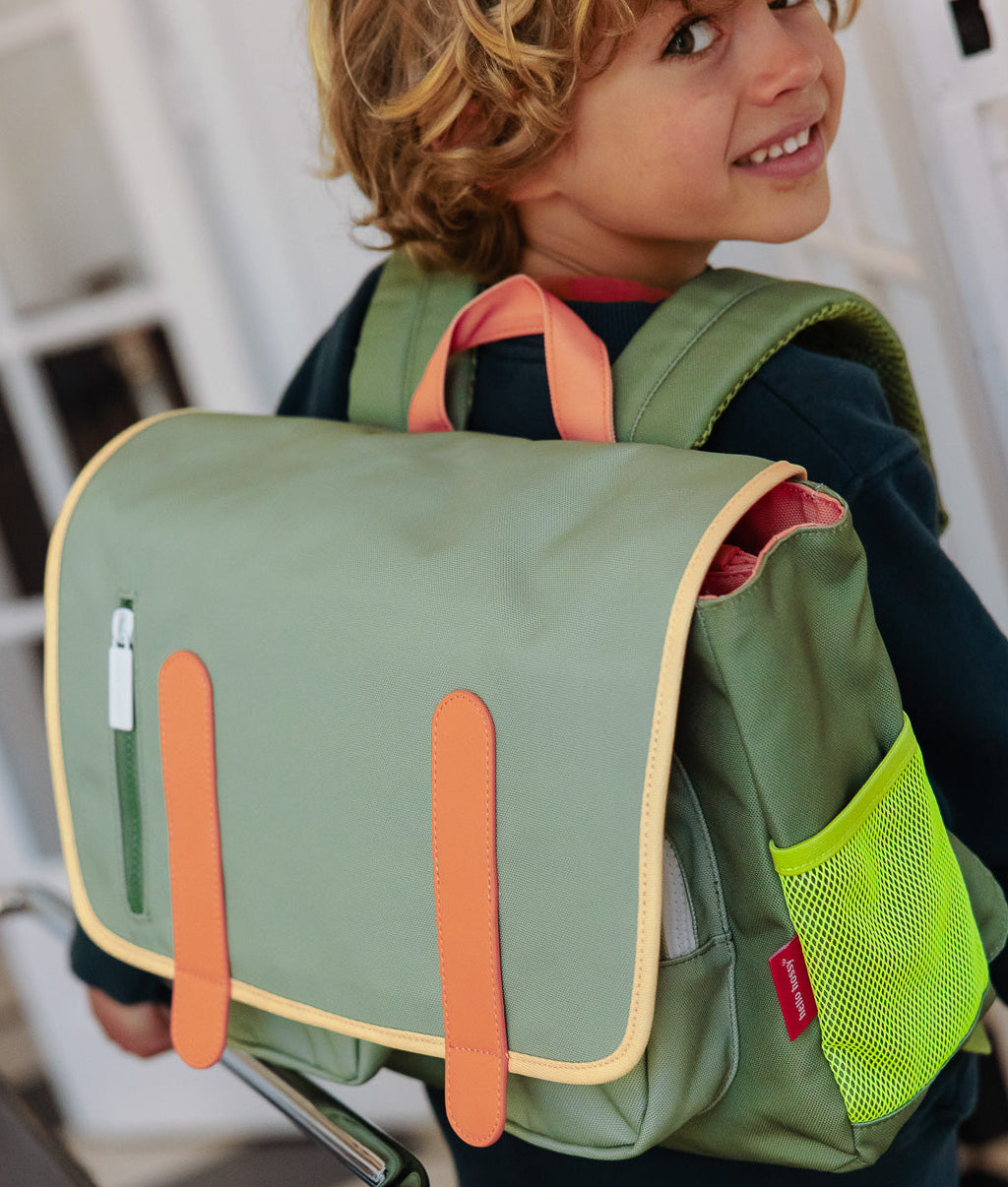 Cartella scolastica per bambini verde, dettagli arancioni, tasca giallo fluo Hello Hossy