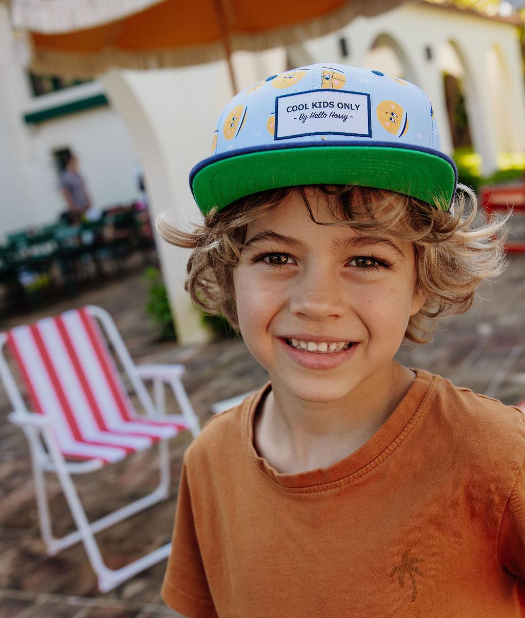 Cappellino bambino con palloni gialli e visiera blu marine indossato Hello Hossy