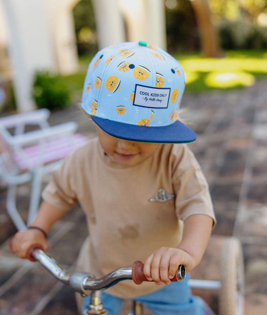 Cappellino per bambini blu con stampa di palloni, visiera blu marine, indossato Hello Hossy