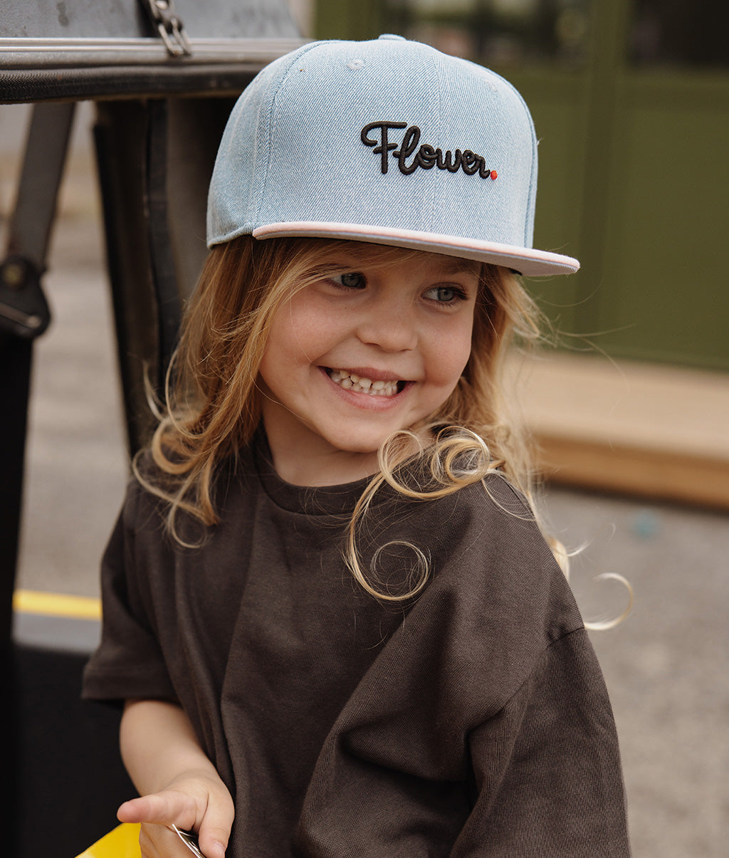 Cappellino Genitori e Bambini Jean Flower, visiera piatta, cotone biologico, certificata Oeko-Tex, dai 9 mesi, Cool Kids Only !