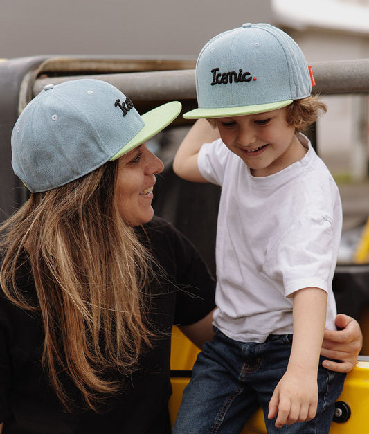 Cappellino genitori e bambini Jean Iconic, visiera piatta, cotone biologico, certificato Oeko-Tex, dai 9 mesi, Cool Kids Only!
