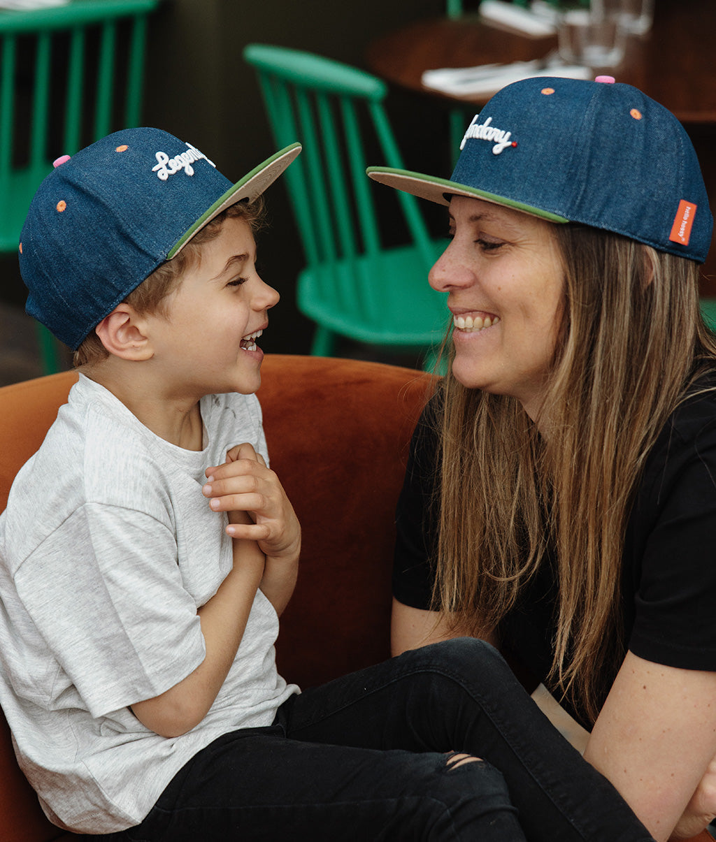 Cappellino Mamme-Bambini Jean Legendary, visiera piatta, cotone biologico, certificato Oeko-Tex, da 9 mesi, Cool Kids Only!