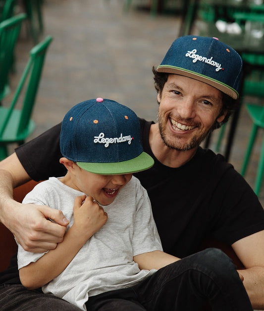 Cappellino papà-bambini Jean Legendary, visiera piatta, cotone biologico, certificato Oeko-Tex, dai 9 mesi, Cool Kids Only!