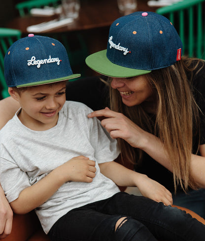 Cappellino Mamme-Bambini Jean Legendary, visiera piatta, cotone biologico, certificato Oeko-Tex, da 9 mesi, Cool Kids Only!