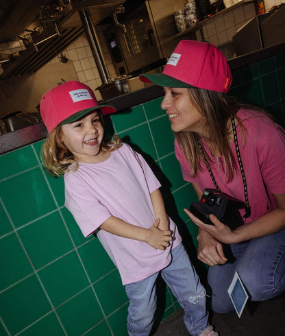 Cappellino per bambini fuchsia con visiera verde, duo mamma-bambino Hello Hossy