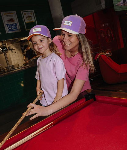 Cappellino violette rete rosa indossato da una mamma e dal suo bambino Hello Hossy