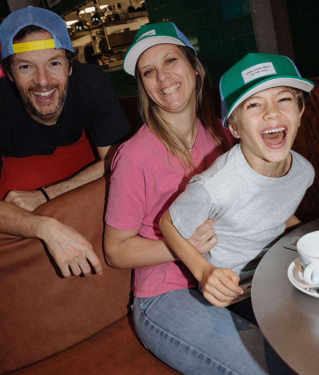 Cappellino da bambino verde e blu con visiera curva, indossato in famiglia Hello Hossy