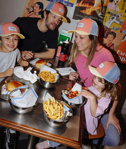 Cappellino trucker arancione visiera giallo indossato in famiglia Hello Hossy