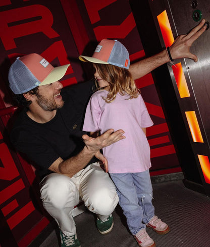 Cappellino trucker arancione e blu chiaro per bambini, indossato da un papà e dal suo bambino, Hello Hossy