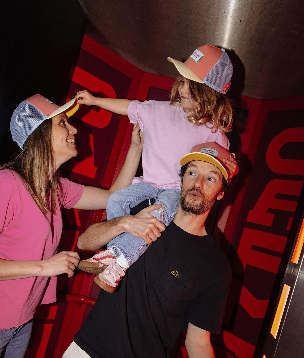 Cappellino trucker arancione visiera gialla look famiglia Hello Hossy