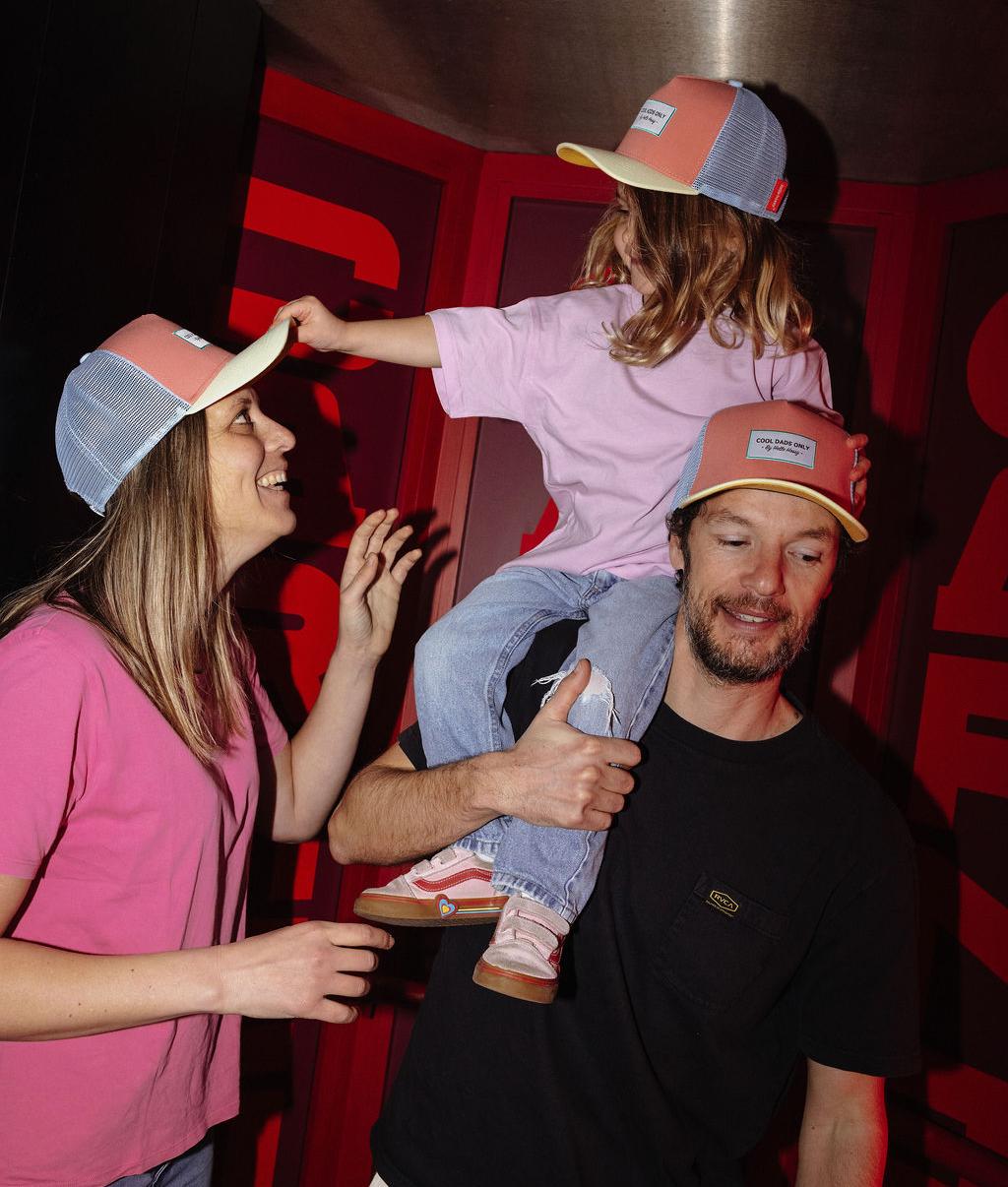 Cappellino bambino arancione, visiera gialla, stile trucker, indossato in famiglia Hello Hossy
