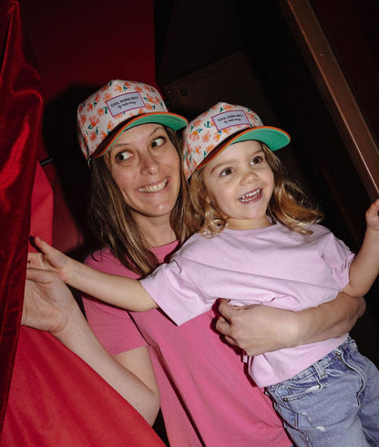 Cappellino a fiori indossato da una mamma e dal suo bambino Hello Hossy