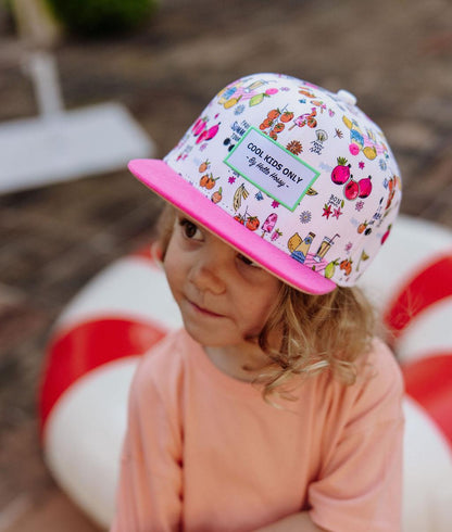 Cappellino per bambini con stampa colorata, visiera rosa, indossato Hello Hossy