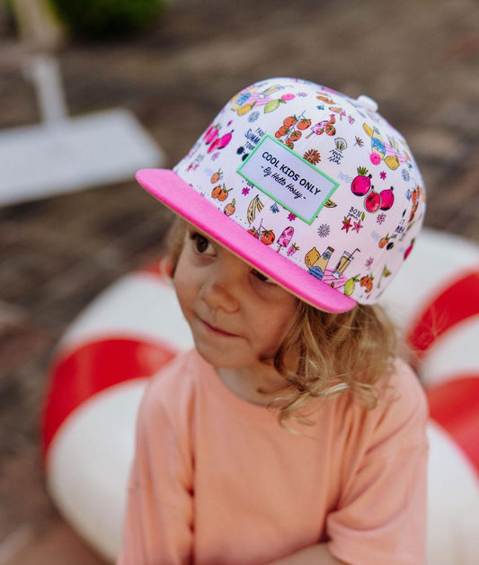 Cappellino per bambini con stampa colorata, visiera rosa, indossato Hello Hossy