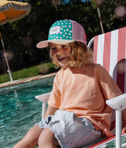Cappellino per bambini verde con motivo fiori rosa e visiera gialla Hello Hossy