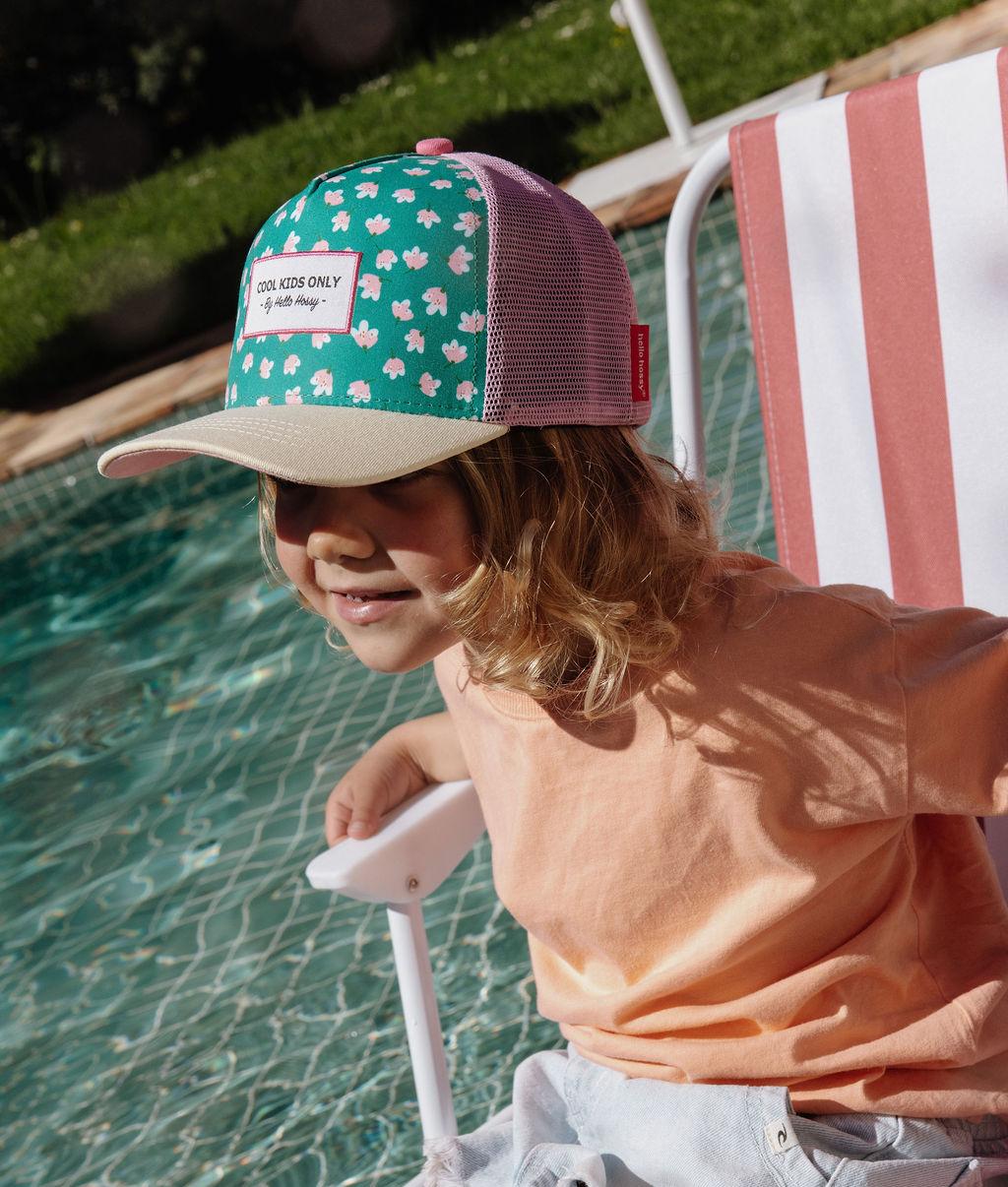 Cappellino bambino trucker verde a fiori rosa visiera gialla indossato Hello Hossy