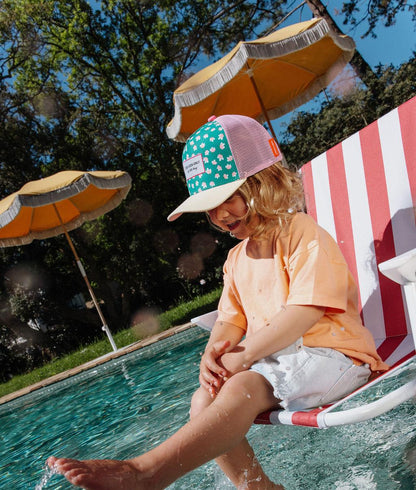 Cappellino trucker per bambini verde con stampa di fiori rosa Hello Hossy