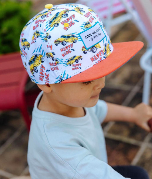 Cappellino per bambini stampato con auto, visiera arancione, indossato Hello Hossy