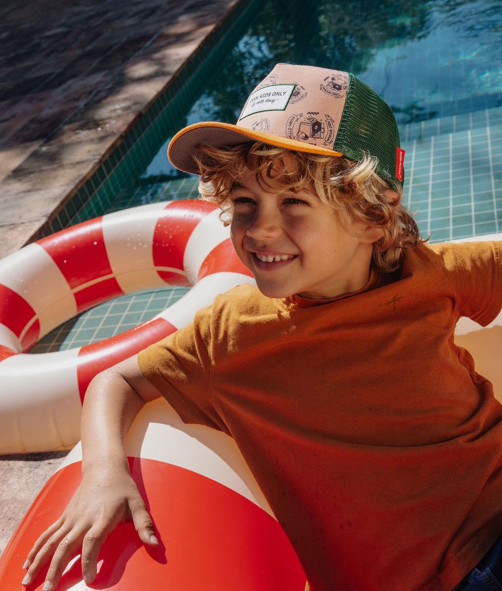 Cappellino per bambini arancione e verde con visiera curva e motivo musicale Hello Hossy