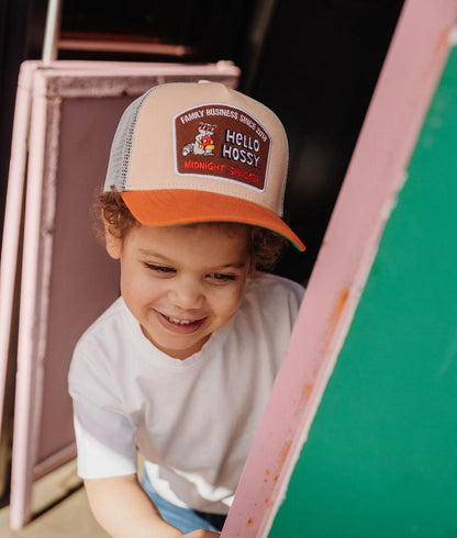 Bambino con cappellino beige e arancione, visiera curva, patch Hello Hossy