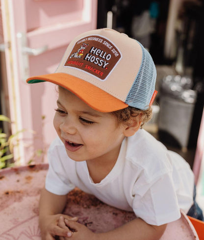 Bambino con cappellino beige arancione rete blu patch Hello Hossy