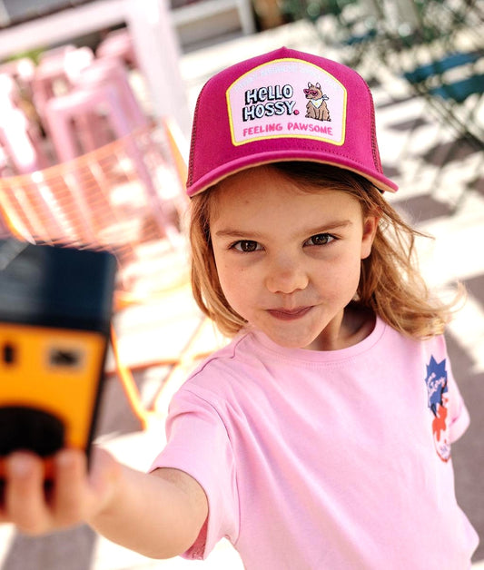 Bambino che indossa un cappellino fuchsia con visiera curva Hello Hossy