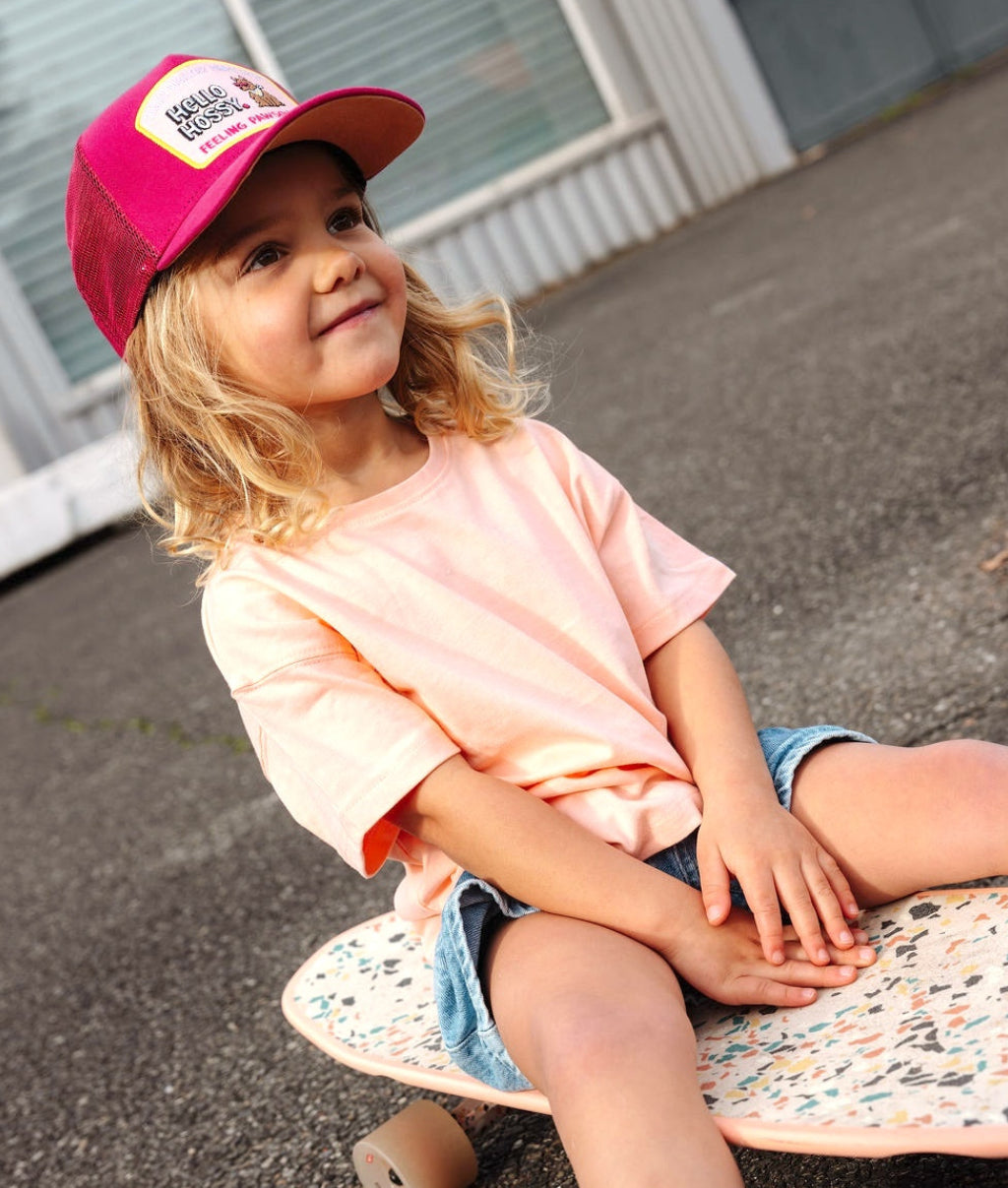 Bambino che indossa il cappellino fuchsia visiera curva patch cane Hello Hossy