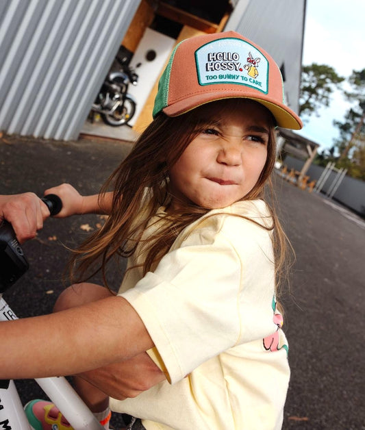 Cappellino trucker da bambino marrone e verde, visiera curva, patch con coniglio Hello Hossy